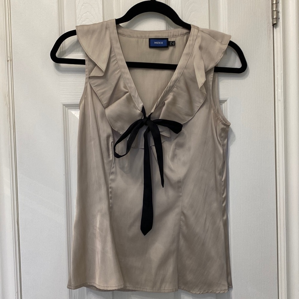 US6 Mexx taupe sleeveless shirt with ruffle and black bow